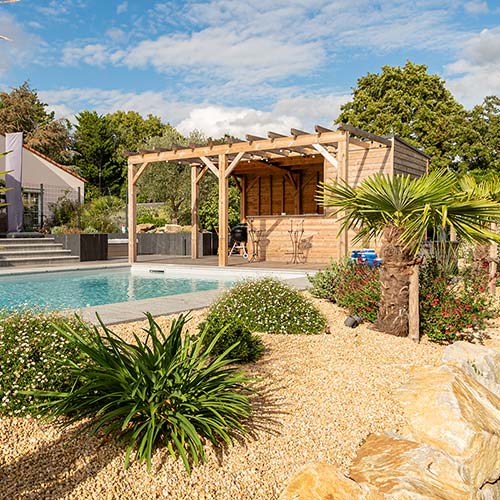Piscine et cuisine extérieure en région nantaise