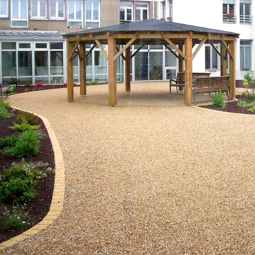 Installation d'un kiosque avec charpente en bois en région nantaise