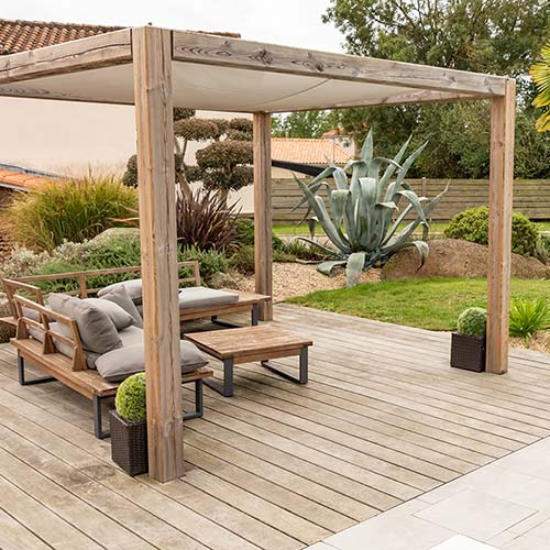 Pergola de bois dans un jardin aménagé en région nantaise