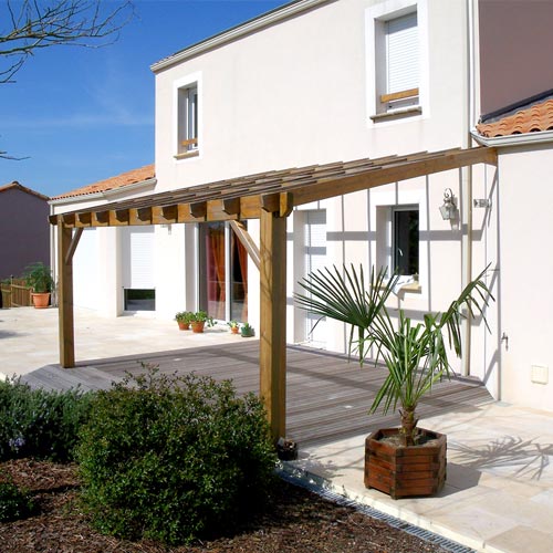 Pergola en bois et terrasse au nord de la Vendée