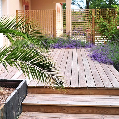 Création et installation de terrasse en pin en région nantaise