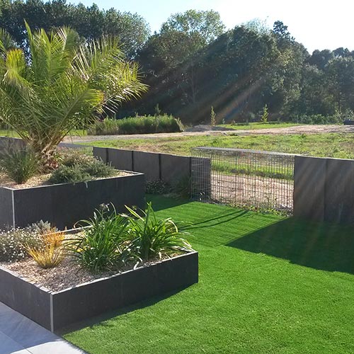 Aménagement de clôture en pierre et de jardinière avec palmier près de Cholet