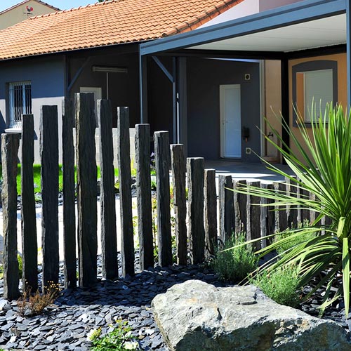 Clôture design en piquets de schiste et massif exotique près de Clisson