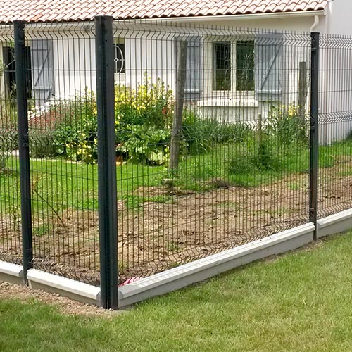 Pose de panneaux en grillage rigide pour clôturer un jardin près de Gétigné