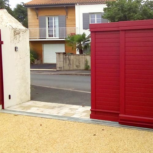 Vue d'un portail téléscopique à Gétigné près de Clisson