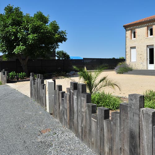 Clôture design en poutre de bois de chêne et massif exotique en Vendée