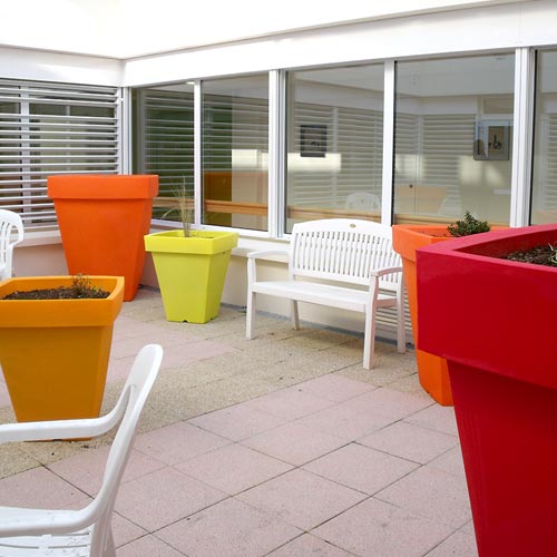 Terrasse avec pots en résine près de Gétigné