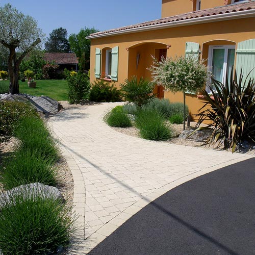 Chemin en pavés menant à la porte d'entrée près de Clisson