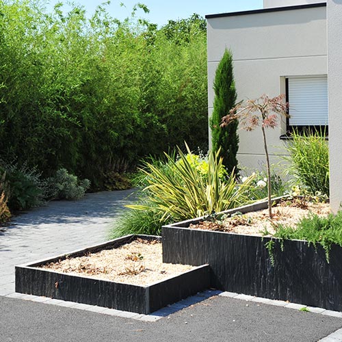 Création de jardinière moderne en ardoise avec entrée gravillonnée près de Nantes