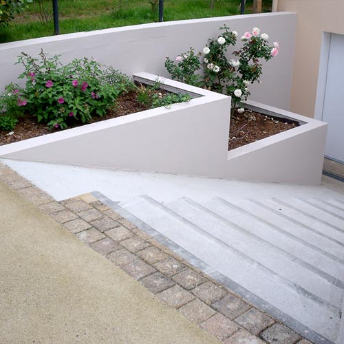 Pose de jardinière et création d'escalier extérieur en béton