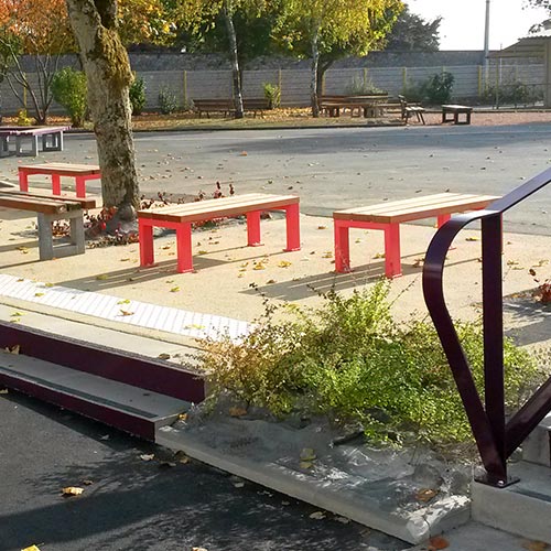 Installation de mobilier urbain, bancs près de Gétigné