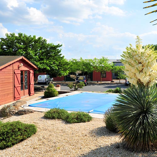 Aménagement paysager exotique autour d'une piscine près de Clisson