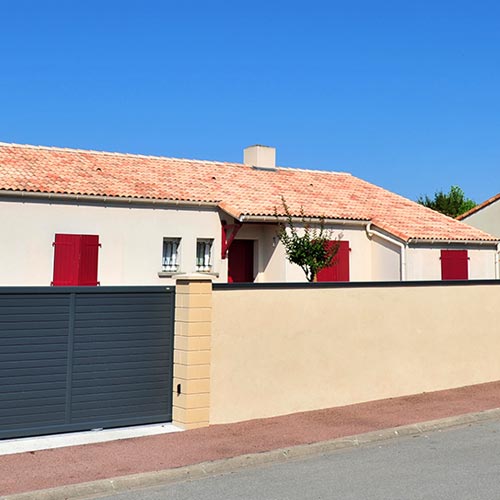 Mur de clôture et portail en Vendée du Nord