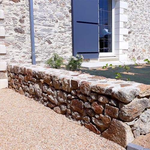 Muret en pierre naturelle reconstituée en région nantaise