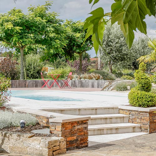 Intégration plage de piscine et escalier de jardin près de Nantes