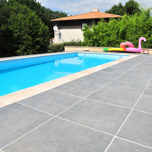 Pose de carrelage pour plage de piscine près de Clisson