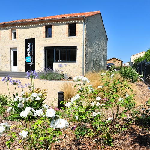 Plantation de massif autour des locaux d'une entreprise en Vendée