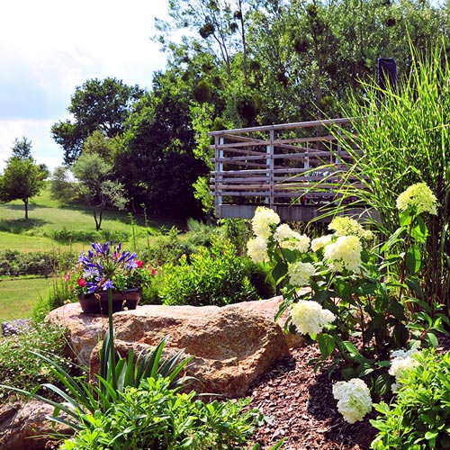 Pose de roche et de calloux pour aménagement de massif en Vendée