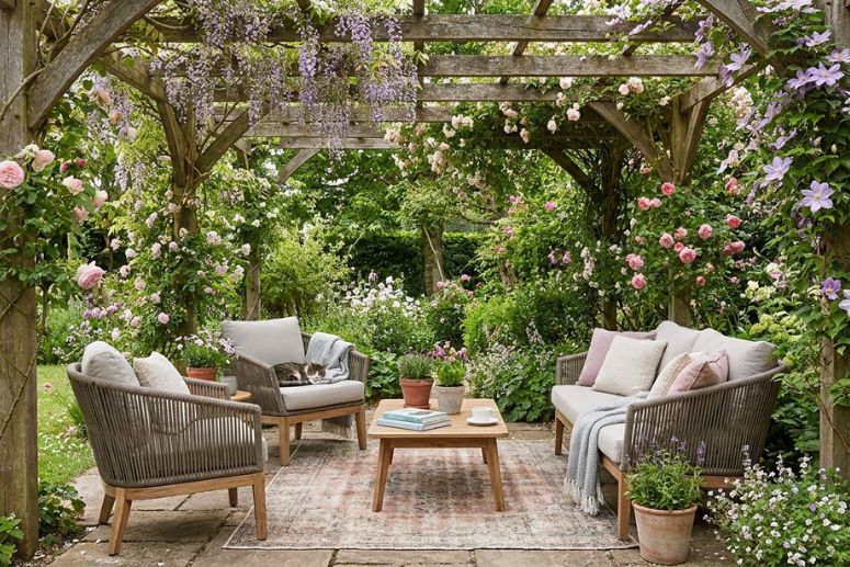 Arbres d&rsquo;ombrage et pergolas végétalisées : comment créer un îlot de fraîcheur dans son jardin ?