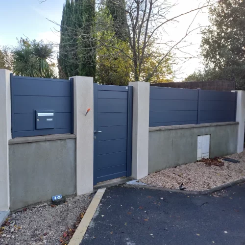 cloture-et-portillon-bleu-canon